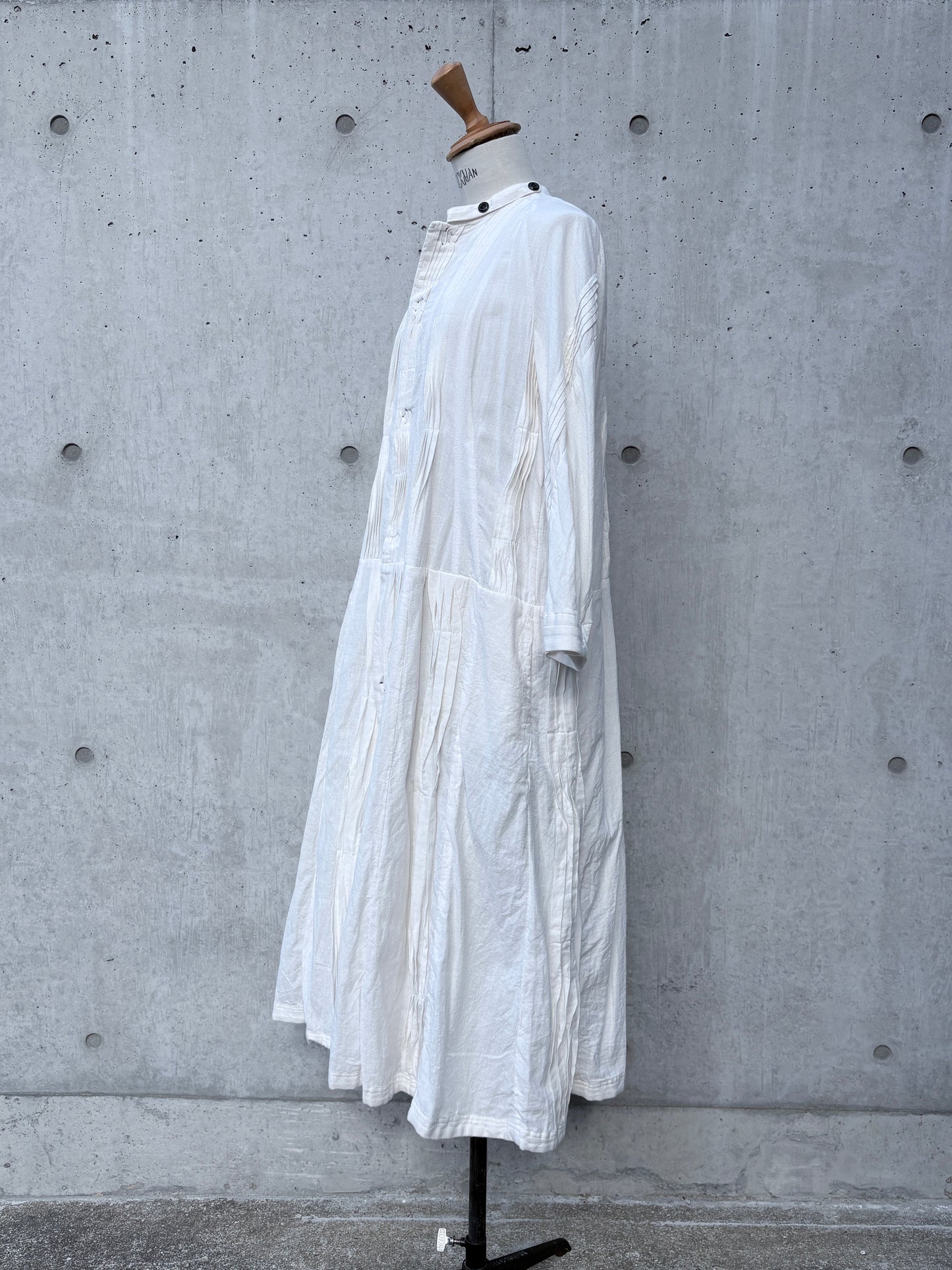 tuck one-piece K209 SIC white